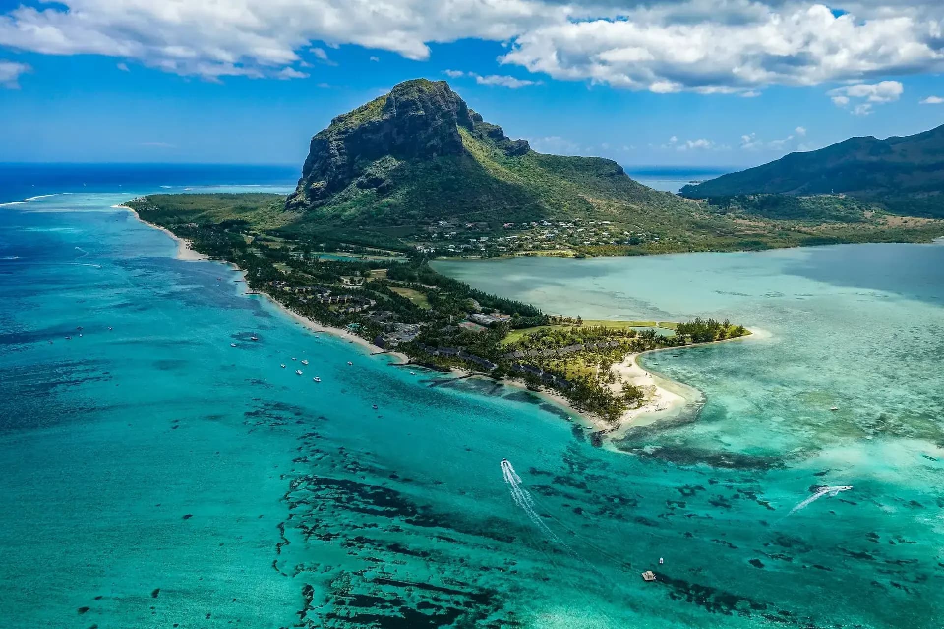 Luftaufnahme der Halbinsel Le Morne Brabant und der türkisfarbenen Lagune, Mauritius